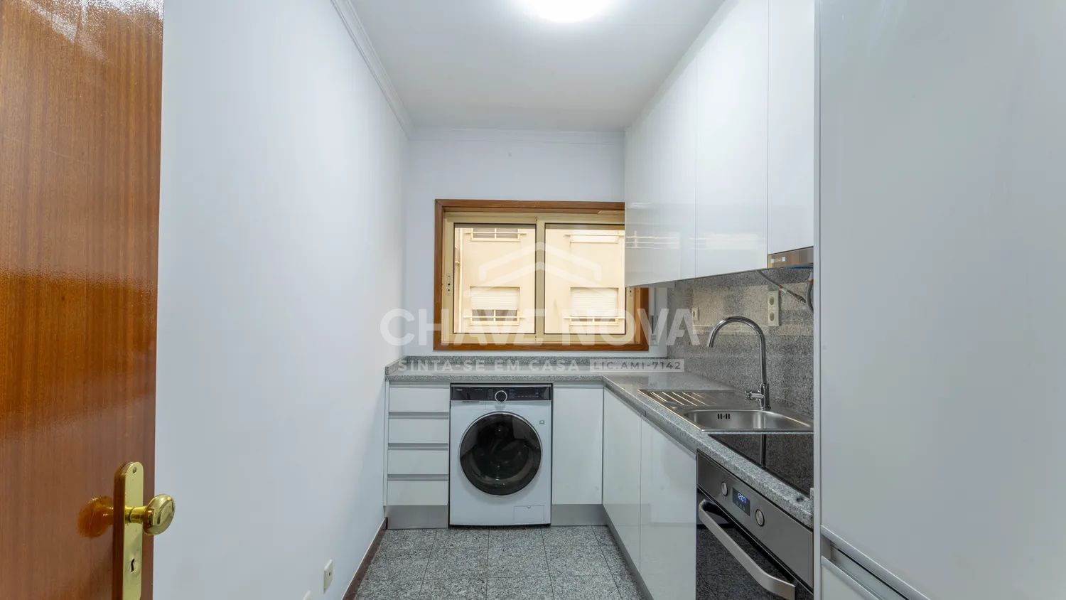 APARTAMENTO T2 DE 2 FRENTES TOTALMENTE RENOVADO COM LUGAR DE GARAGEM - CENTRO DE CANIDELO