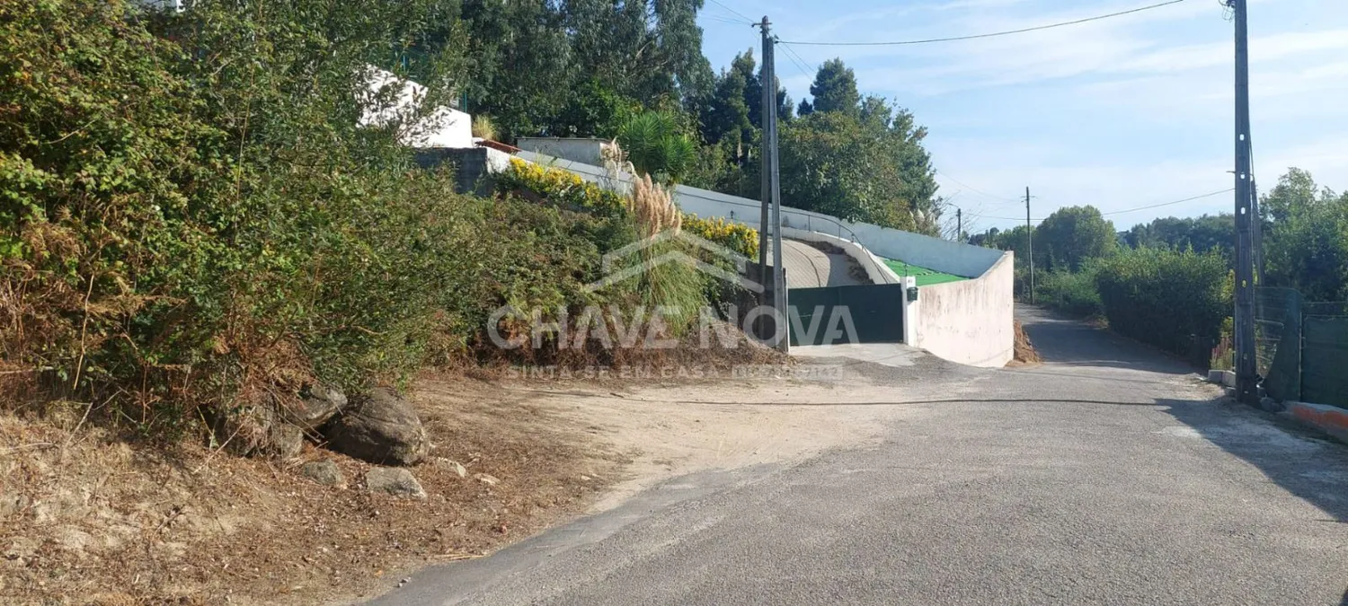 Terreno Urbano com Projeto Aprovado para 2 Moradias