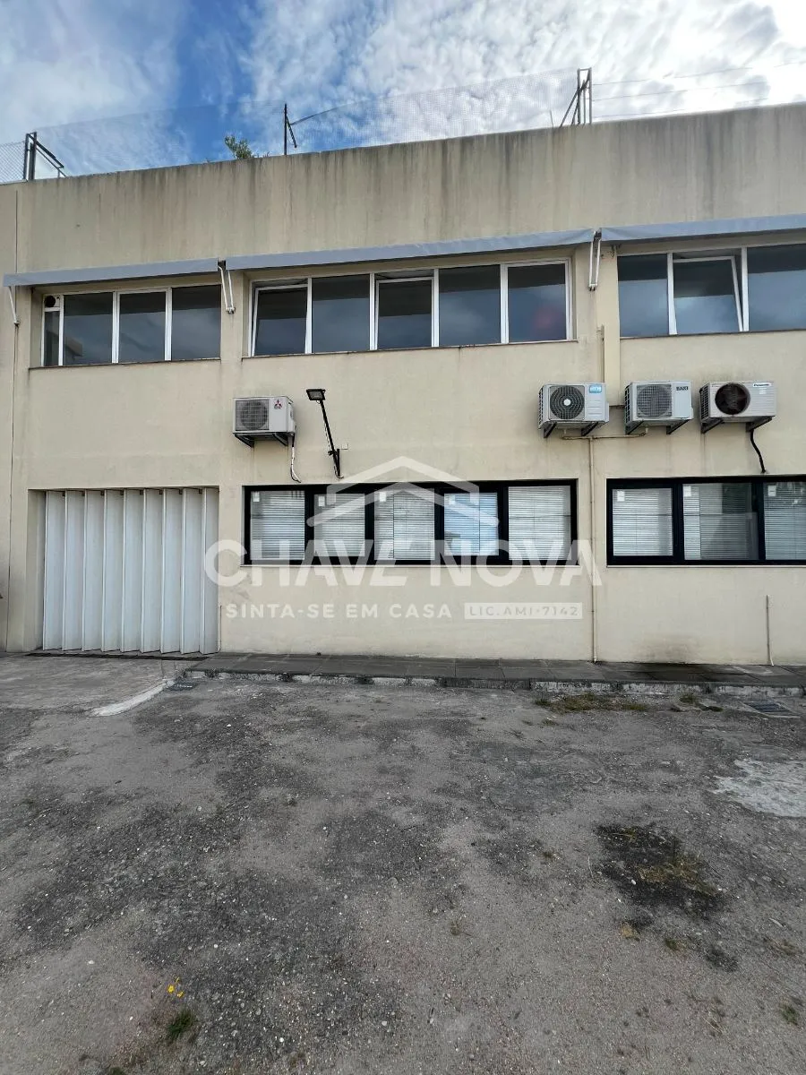 Escritórios com armazém e logradouro