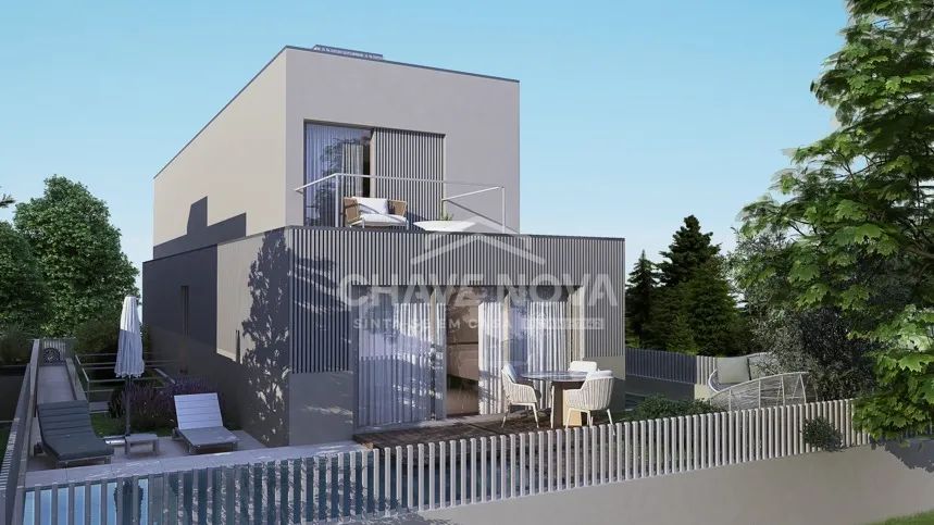 Moradia T4 de 4 frentes com piscina – Praia da Madalena