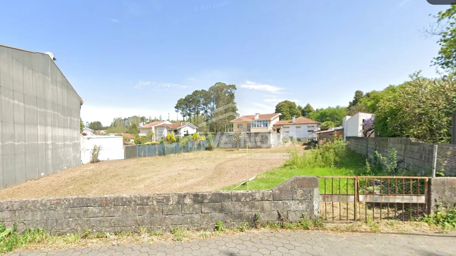 Terreno para Moradia de 3 Frentes