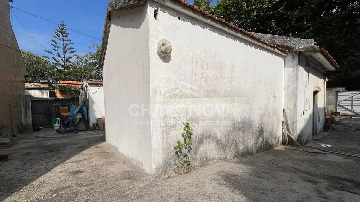 Imóvel com Espaço Comercial e Moradia Térrea a 5 Minutos da Praia de Francelos